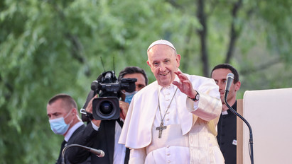 Ferenc pápa megérkezett a kassai nyomornegyedbe – Nézzen fotókat és videókat a helyszínről