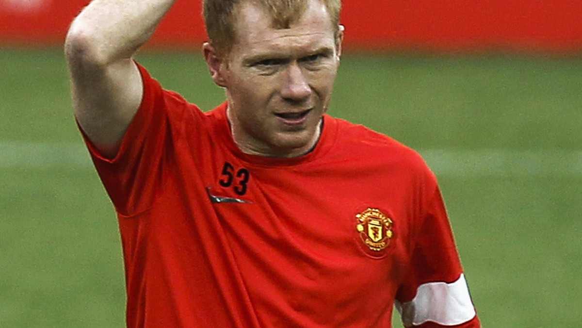 Legenda Manchesteru United Paul Scholes, który oficjalnie zakończył karierę, niekoniecznie musi przestać grać w piłkę. Do tego namawia go trener Stoke City, Tony Pulis.