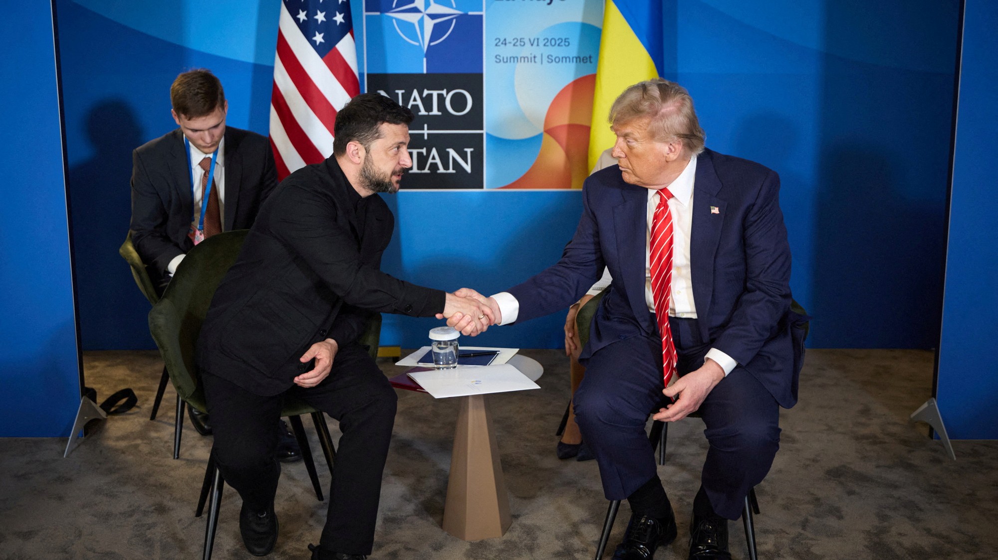Volodymyr Zelenskyj a Donald Trump na samite NATO v Haagu.