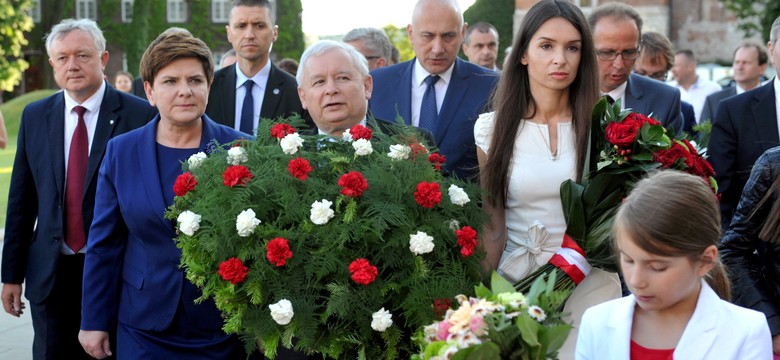 67 lat temu urodził się Lech Kaczyński. Prezes PiS, premier i ministrowie na Wawelu oddali mu hołd