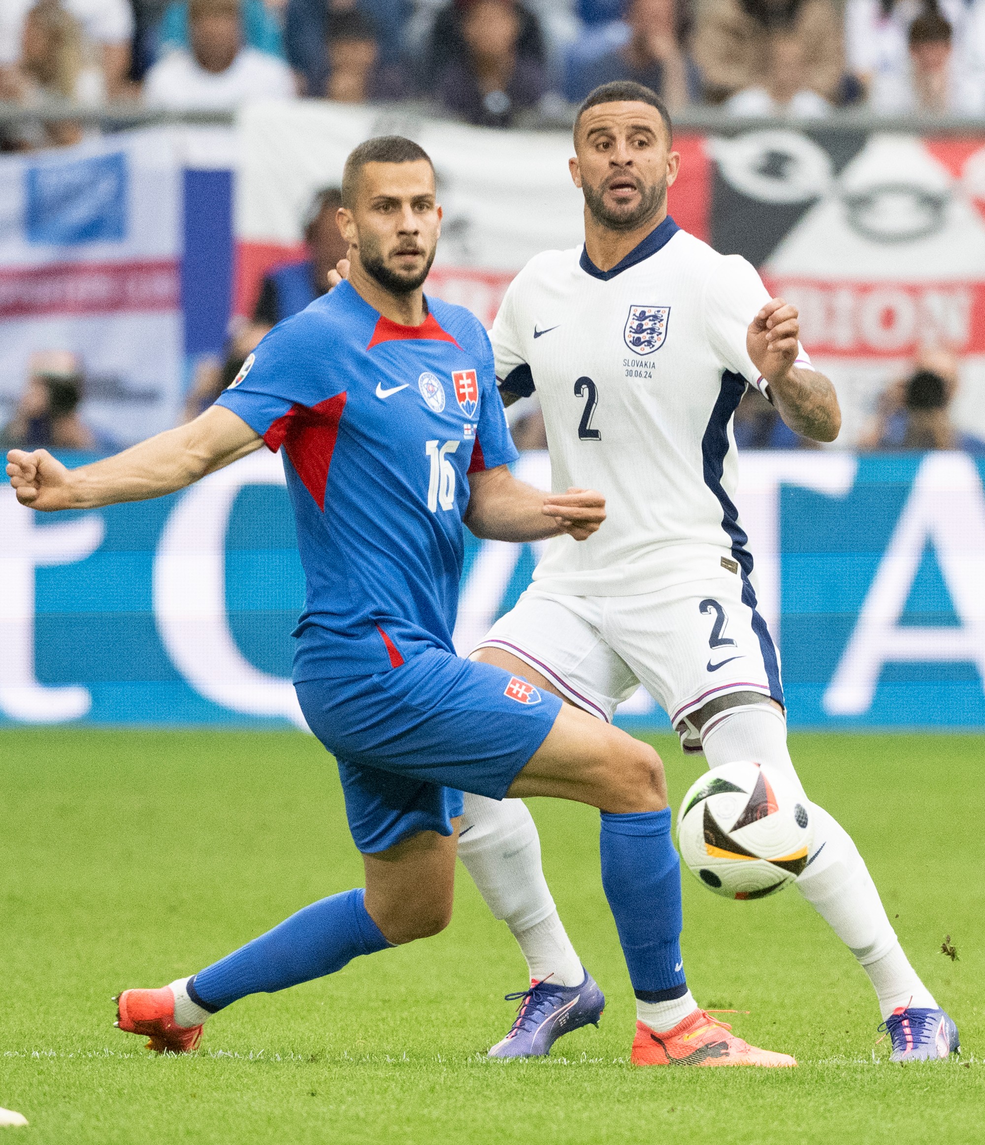 Dávid Hancko (Slovensko) a Kyle Walker (Anglicko).