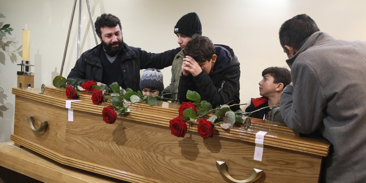 Mąż i dzieci pożegnały zmarłą Aveen Mahdi, młodą migrantkę, która zmarła po poronieniu po próbie przekroczenia granicy białorusko-polskiej.