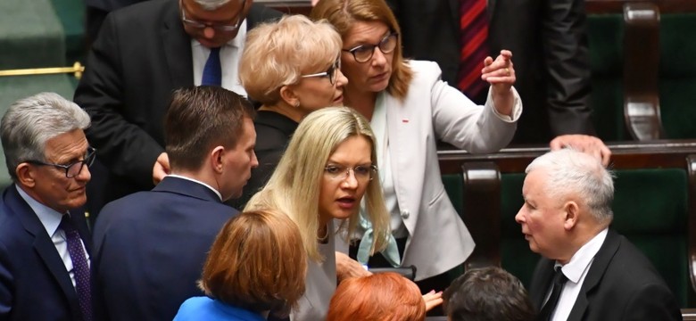 Czy jej tego potrzeba? Małgorzata Wassermann w sukience powiększającej biust. FOTO