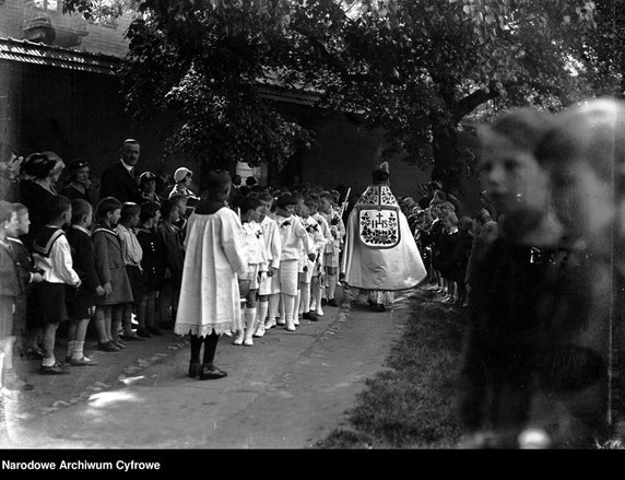 Pierwsza komunia uczniów szkoły powszechnej im. św. Wojciecha w Krakowie (1933)