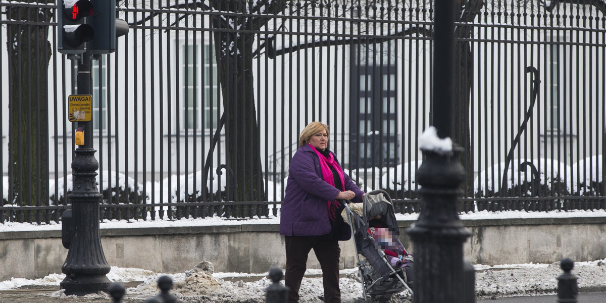 Anna Komorowska z wnuczką na spacerze