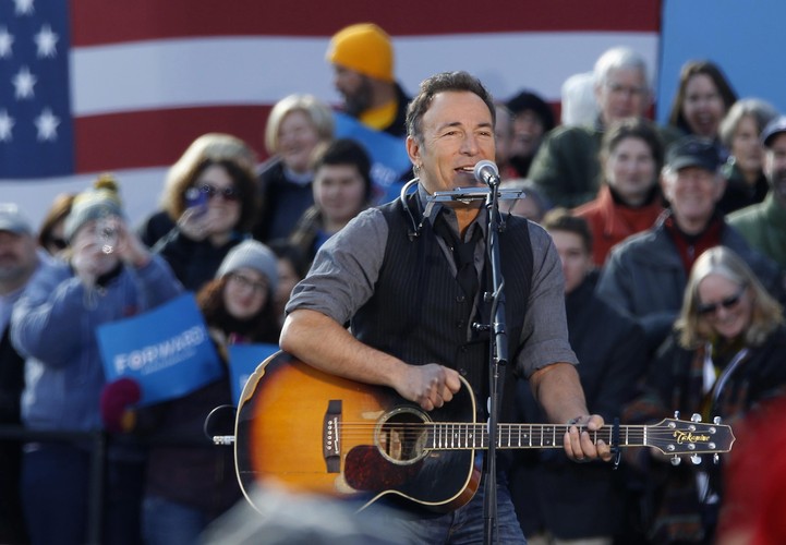 <b>2. Bruce Springsteen</b> - na jego konto w zeszłym roku wpłynęło <b>33,4 mln dolarów</b><br>
Springsteen, podobnie jak Roger Waters, czy Van Halen, więcej zarobił na koncertach niż na płytach.Ta sytuacja dowodzi jednego: fani chętniej inwestują w słuchanie największych przebojów swoich idoli na koncertach, niż w ich najnowsze dzieła studyjne.