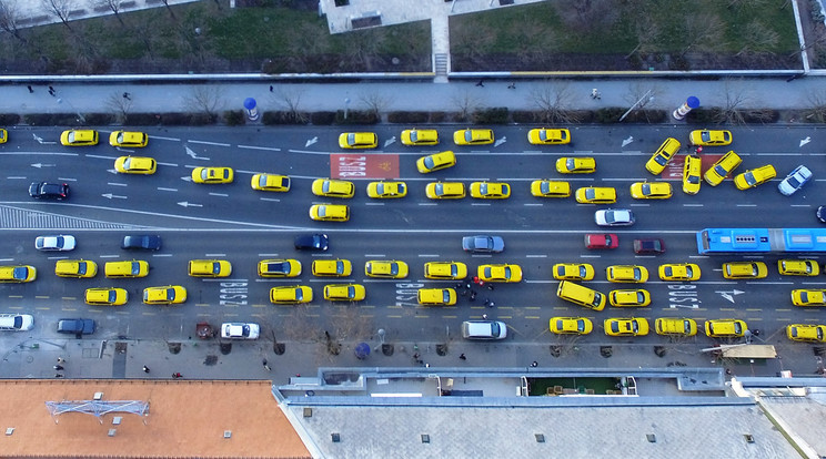 Hétfőn reggel kezdték a demonstrációt a taxisok /Fotó: Drone Média Stúdió