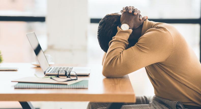 Nous détestons travailler le lundi matin.