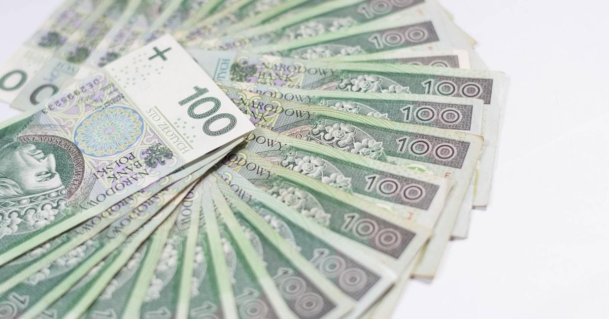 Dodatek urlopowy 2025 - kiedy się należy? Ile wynosi świadczenie urlopowe netto? Kiedy złożyć wniosek o świadczenie urlopowe?