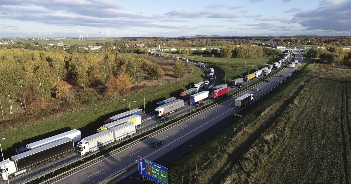 Szedł poboczem autostrady. Miał przy sobie walizkę