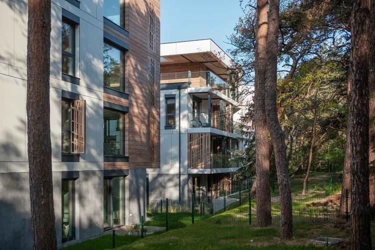 Kompleks Wydma&Las otacza malowniczy, sosnowy las. Można tam wypocząć na łonie natury, a jednocześnie skorzystać z atrakcji Półwyspu Helskiego, w tym doskonałych dla wind- i kitesurferów wód Zatoki Gdańskiej.