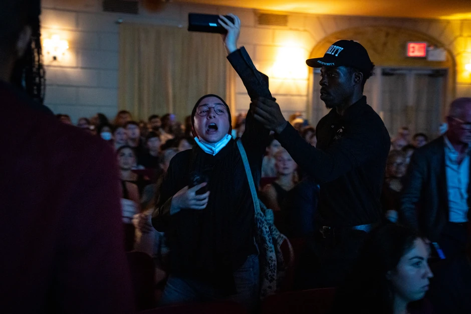 Propalestinski demonstrant na predstavljanju knjige Kamale Haris u Njujorku 24. septembra