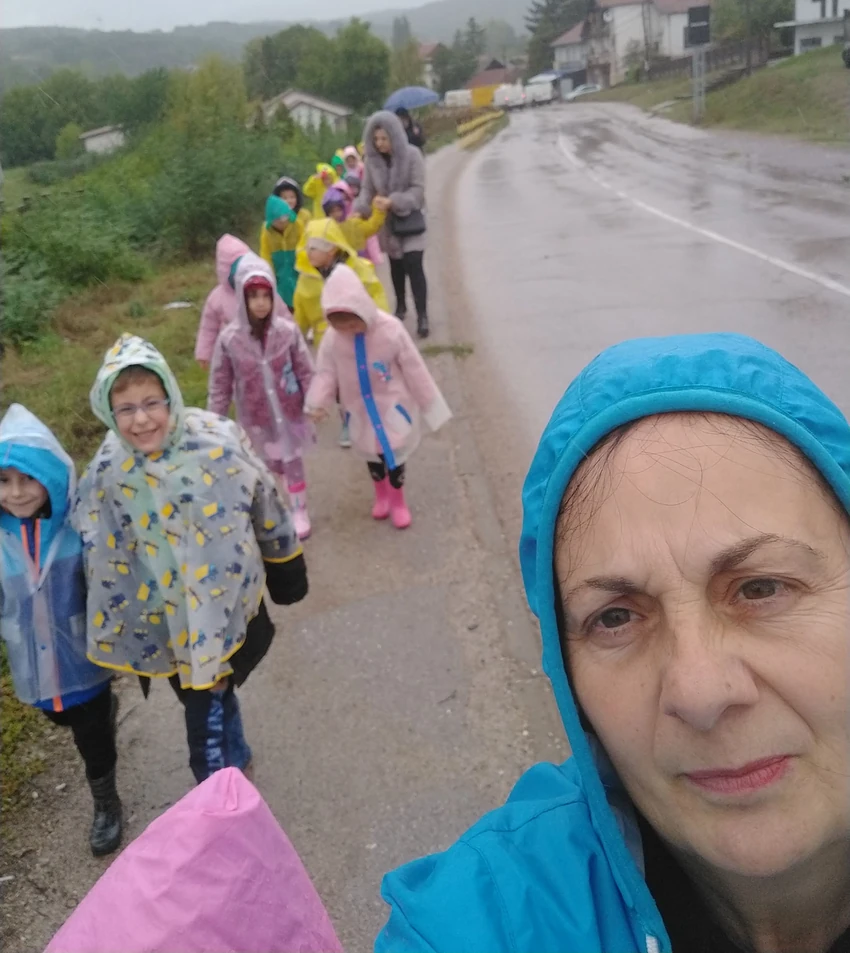 Maca sa decom iz vrtića "Švrća" u Gornjoj Toponici kod Niša