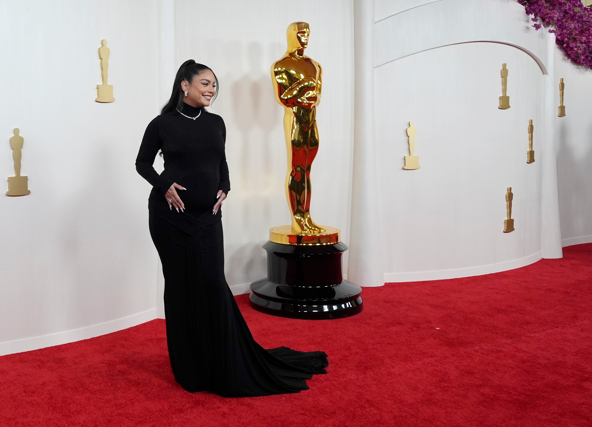 Herečka Vanessa Hudgens na Oscaroch 2024 s tehotenským bruškom.