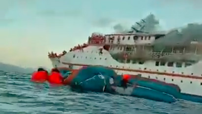 A vízbe ugorva menekültek: kigyulladt egy komp, több mint 200-an voltak a fedélzeten