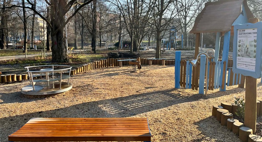 Plac zabaw przy ul. Długosza już służy. A gdy wokół się zazieleni, będzie cieszył jeszcze bardziej. 