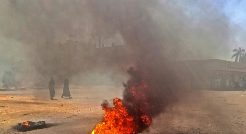 Sudanese demonstrators burn tyres in the capital Khartoum on January 18, 2019 as protests againt the three-decade rule of President Omar al-Bashir intensify