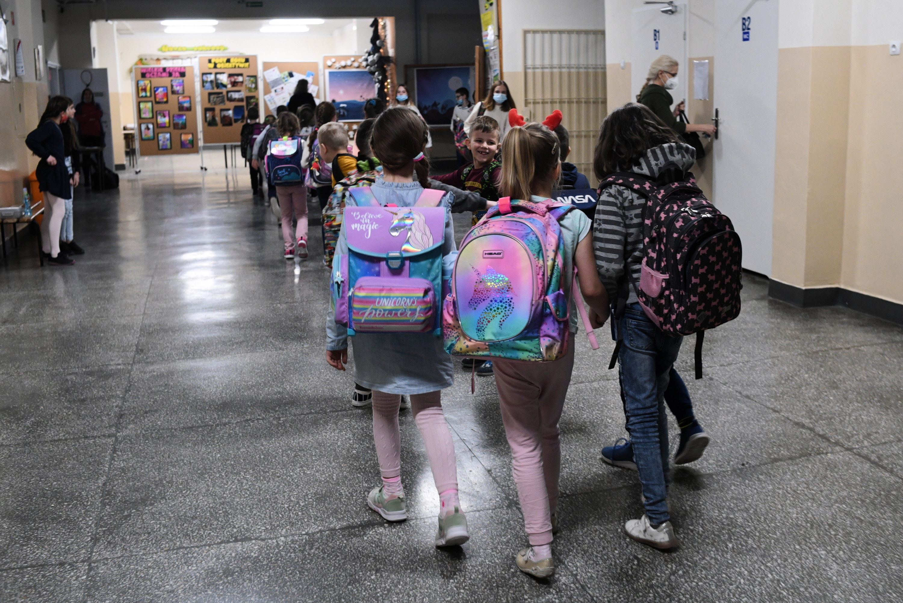 Co to są 'ogólnie przyjęte normy społeczne'? MEN wyjaśnia nowe prawo uczniów do wyglądu