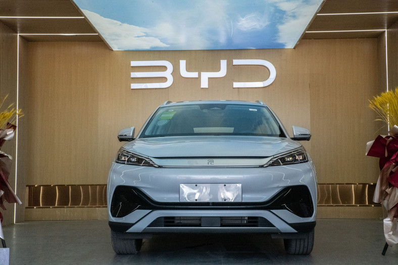 Pojazd elektryczny BYD Co. Dynasty u dealera w Pekinie w Chinach