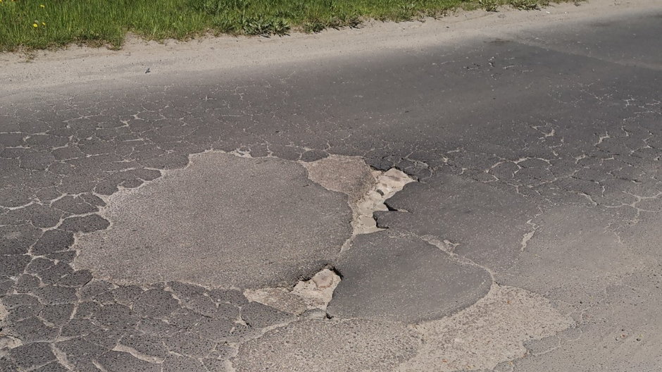 Uszkodzona jezdnia na ul. Wojska Polskiego w Łodzi