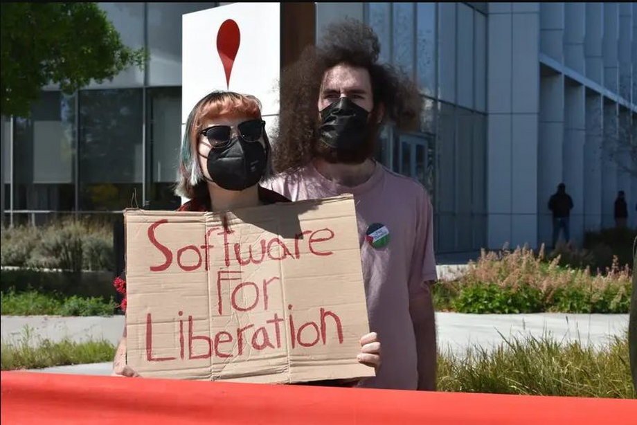 Protestujący przed biurem Google w Sunnyvale w Kalifornii