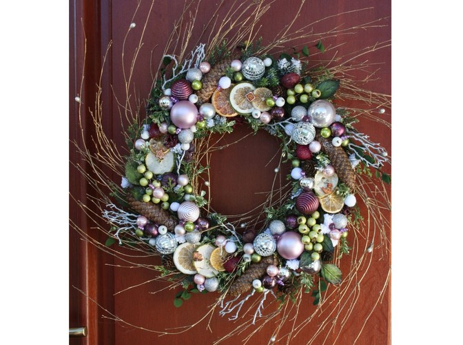 Wianek z bombkami, suszonymi owocami, gałązkami i szyszkami. Autor: Marta Jarosińska-Mańka