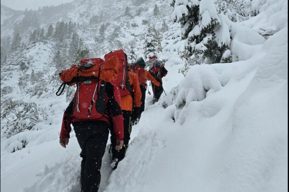 TINEJDŽER (19) UMRO ZATRPAN LAVINOM Užas u Triolu: Spasioci pronašli još jednu osobu pod snegom