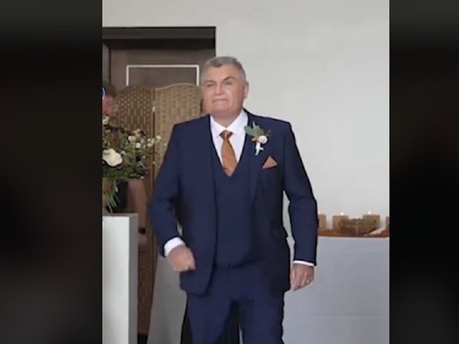 Otac neveste krenuo da isprati ćerku do oltara, ali je zaboravio mladu