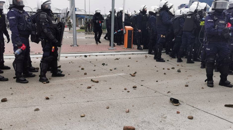 Policja na przejściu granicznym w Kuźnicy