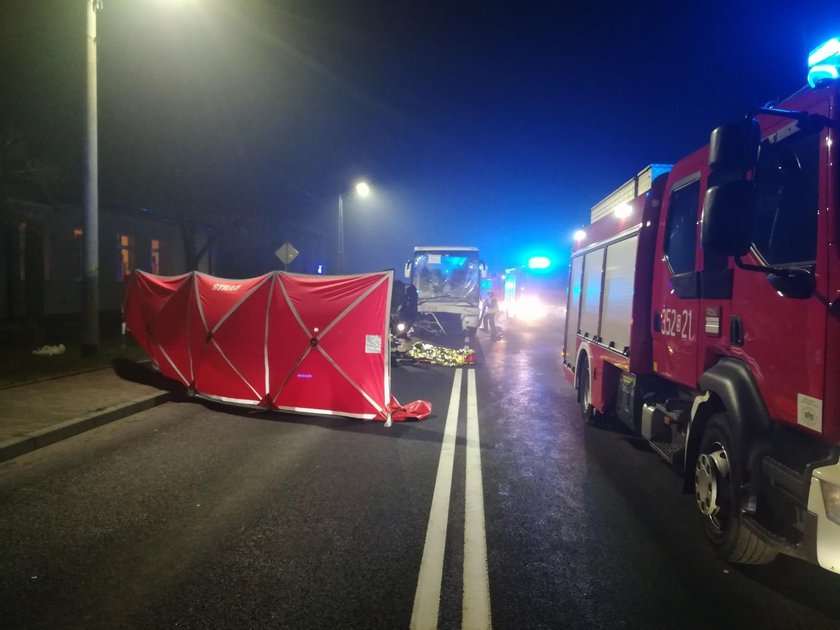 Osobówka zderzyła się z autokarem na Śląsku. Ofiary śmiertelne