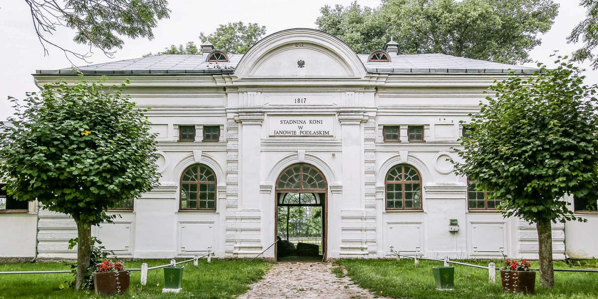 Słynna stadnina w Janowie Podlaskim znalazła się w rejonie objętym stanem wyjątkowym.