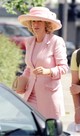 Kamilla királyné, 1999-ben. Ez a megjelenése már nagyon hasonlít a mai szettjeihez, amelyeket már királynéként visel.