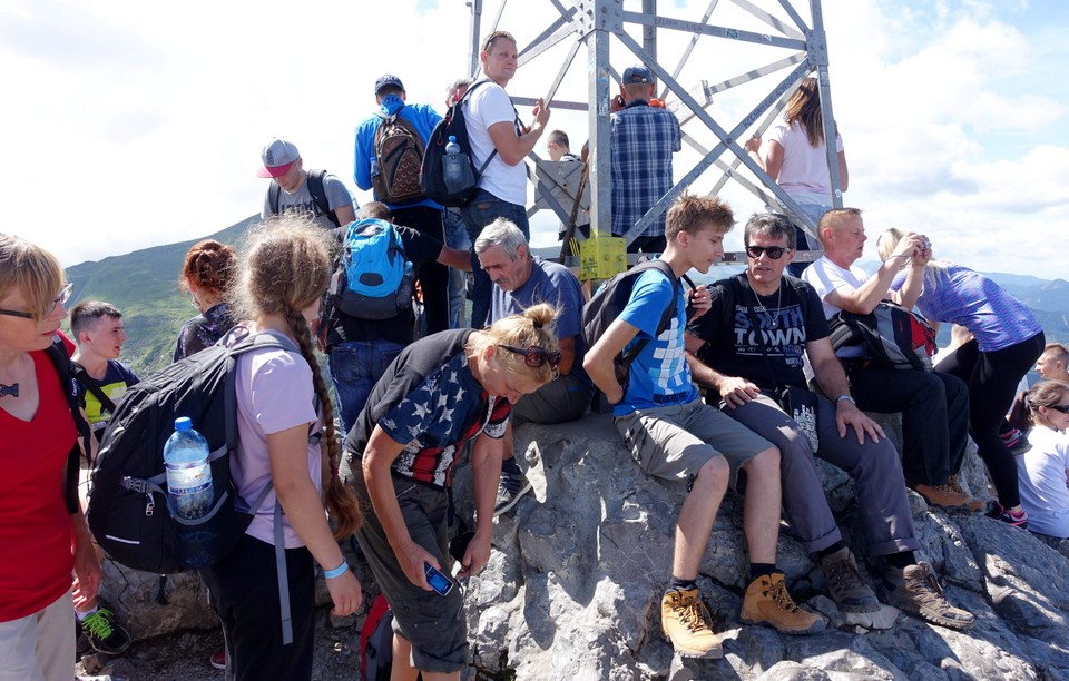 Tłumy w Tatrach. Gigantyczne kolejki na Giewont