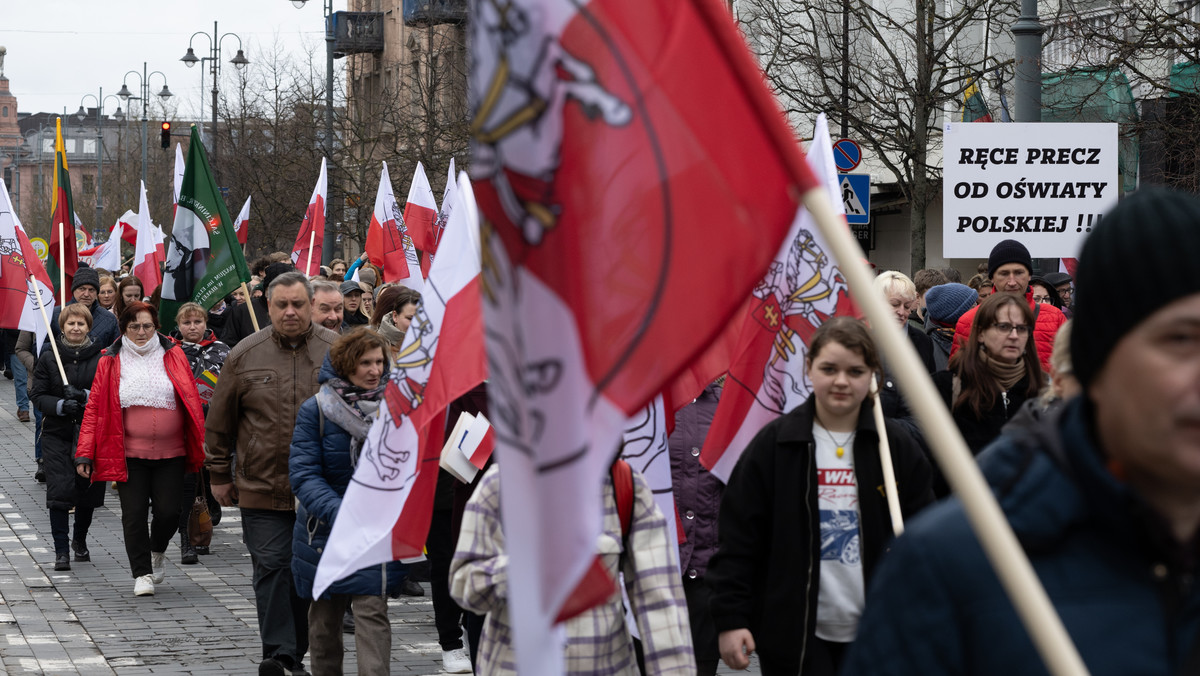 Manifestacja przeciw zmniejszeniu godzin nauki języka polskiego