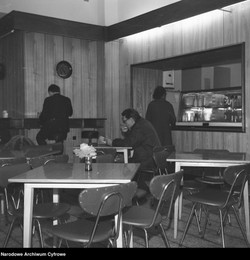 "Leniwe raz". QUIZ o barach mlecznych w PRL. Jadałeś? Rozwiążesz bez problemu