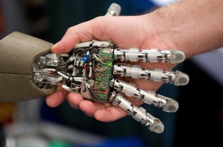 Czy człowiek może wygrać wojnę o pracę z robotem? Tylko z pomocą kobiet