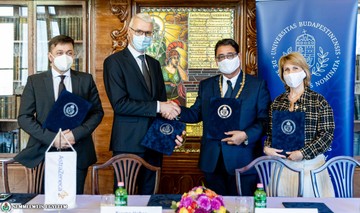 A megállapodást dr. Merkely Béla, a Semmelweis Egyetem rektora, dr. Pavlik Lívia kancellár, Kuuno Vaher, az AstraZeneca Közép-Európai Cluster igazgatója és dr. Faluvégi Mátyás, az AstraZeneca magyar kutatási részlegének igazgatója írta alá.
