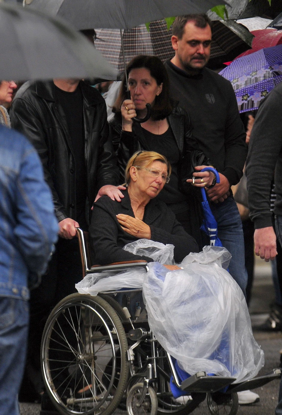 TUGA: Draganina majka Dušanka u kolicima došla na sahranu ćerke