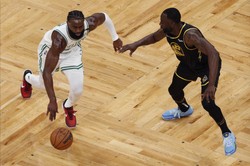 Liga NBA: Brown, Tatum i Smart "ojcami" drugiego zwycięstwa w finale