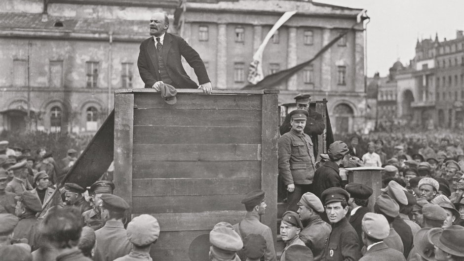 Lenin podczas przemówienia w 1920 r., obok stoją Trocki i Kamieniew.