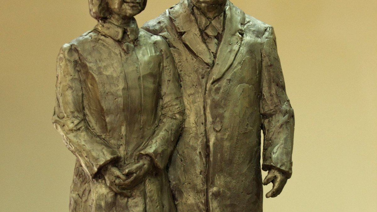 Pomnik Lecha Kaczyńskiego i jego małżonki Marii stanie w centrum Radomia. W czwartek społeczny komitet jego budowy przedstawił koncepcję pomnika, który ma być odsłonięty w trzecią rocznicę katastrofy smoleńskiej.