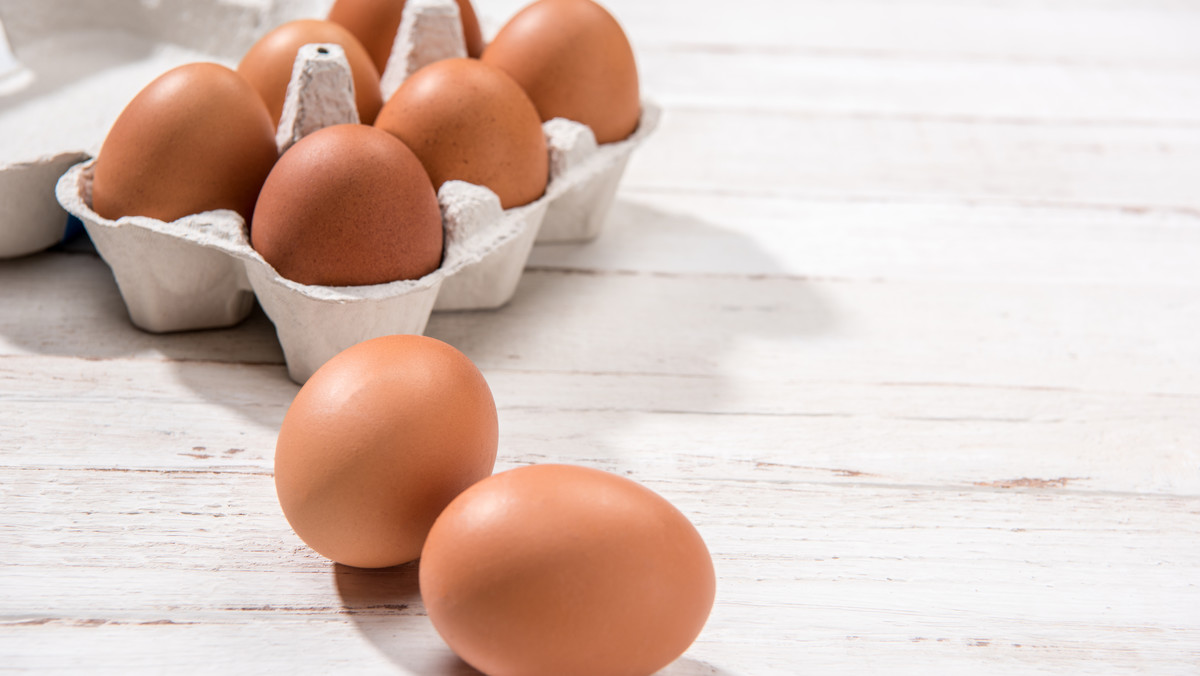 Wielkanoc: jajek ma być mniej i mają być droższe. Czy warto robić zapasy?