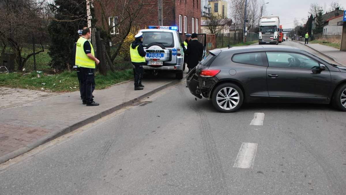 Na drogach powiatu będzińskiego rozegrały się sceny rodem z filmów akcji. 43-letni mieszkaniec Sarnowa chcąc uniknąć kontroli, staranował radiowóz i rozbił swój samochód.