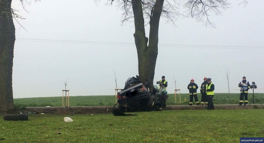 Samochód zawinął się na drzewie. Koszmarne zdjęcia!