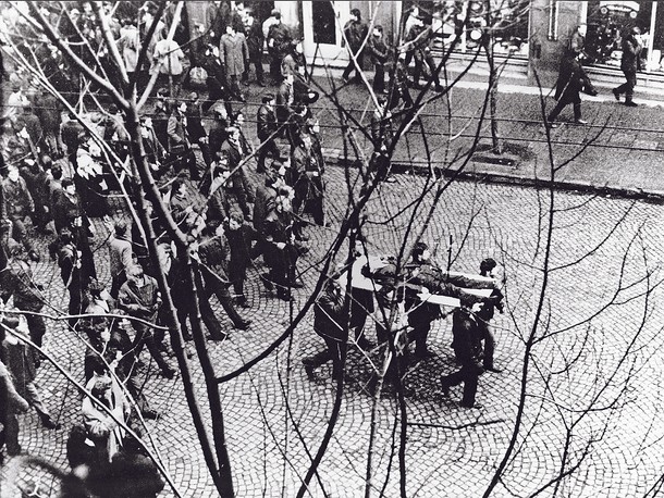 Protestujący robotnicy niosą ciało Zbigniewa Godlewskiego zabitego serią z karabinu maszynowego, Gdynia, 17 grudnia 1970 r. 