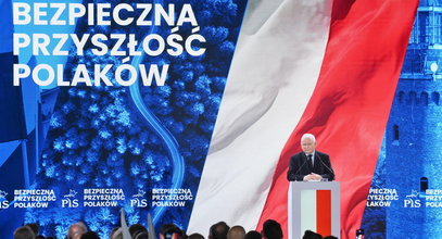 Prezes PiS osłonił karty. I obiecuje jeszcze wcześniejsze emerytury