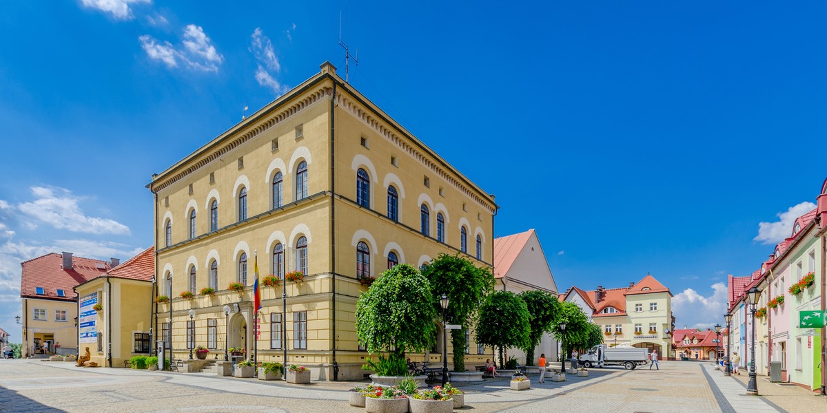 Burmistrz Polkowic powiedział, że na zniesieniu podatku od nieruchomości skorzystać mają "zarówno właściciele domów, garaży jak i mieszkań", a także rolnicy na emeryturze