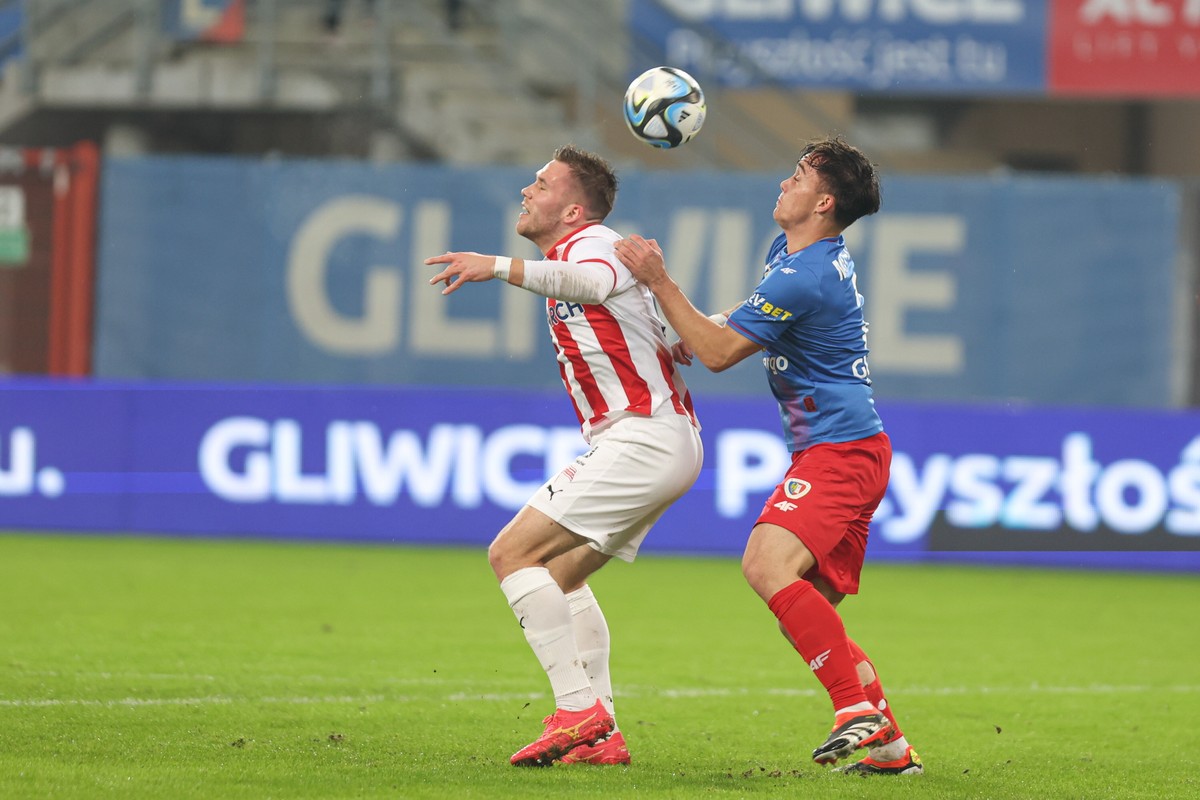 Piłkarz Piasta Gliwice Ariel Mosór (P) i Benjamin Kallman (L) z Cracovii podczas meczu Ekstraklasy