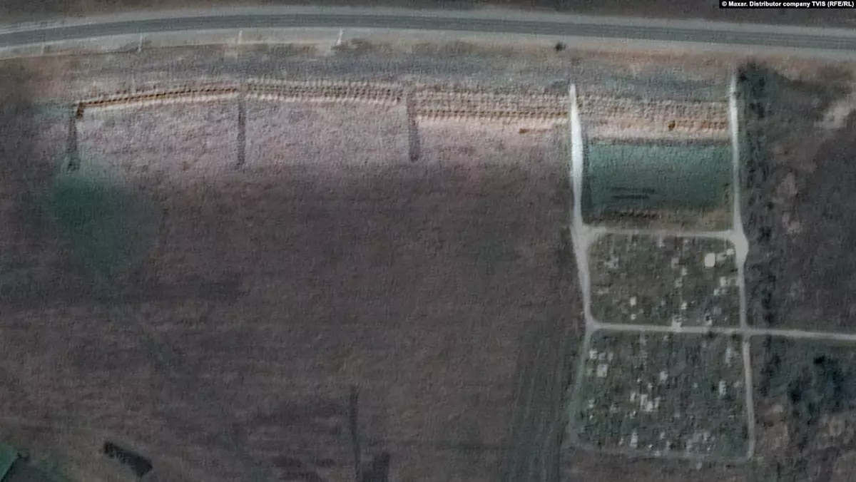 Mer Mariupola Wadym Bojczenko ocenił, że w masowych grobach w pobliskim Manhuszu mogą spoczywać zwłoki 3-9 tysięcy mieszkańców Mariupola. Wcześniej media opublikowały zdjęcia satelitarne, na których widać około 300-metrowy rów.