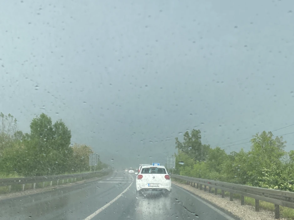 Put Požega-Čačak: Smračilo se, pljušti kiša, grmii seva